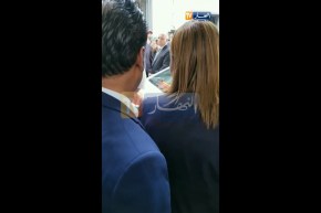 بن غبريت تسوي وضعية إمرأة قاطعتها لطلب المساعدة !!