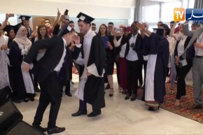 شاهد.. طلبة المدرسة العليا للسياحة يحتفلون بالرقص على أنغام الشعبي في حفل التخرج