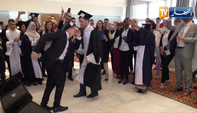 شاهد.. طلبة المدرسة العليا للسياحة يحتفلون بالرقص على أنغام الشعبي في حفل التخرج