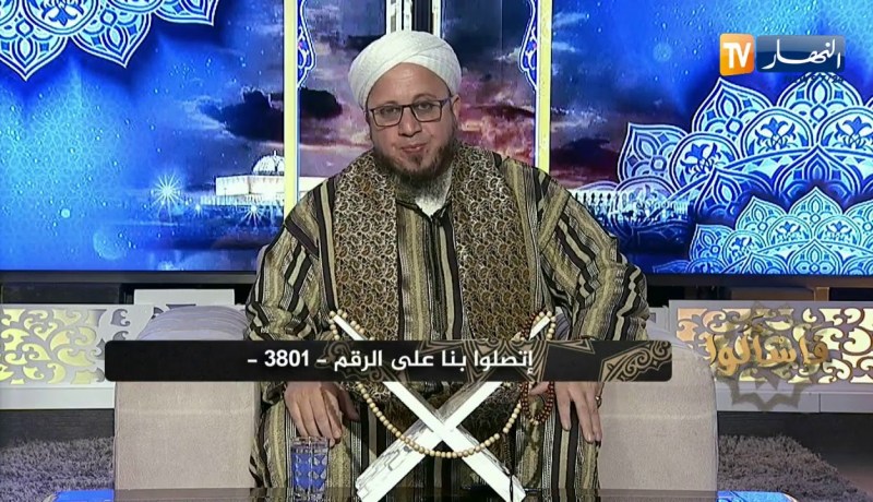 فاسألوا: هل يجوز لي أن أوصي لحفيدي بنصف مالي علما لدي أبناء وزوجة؟