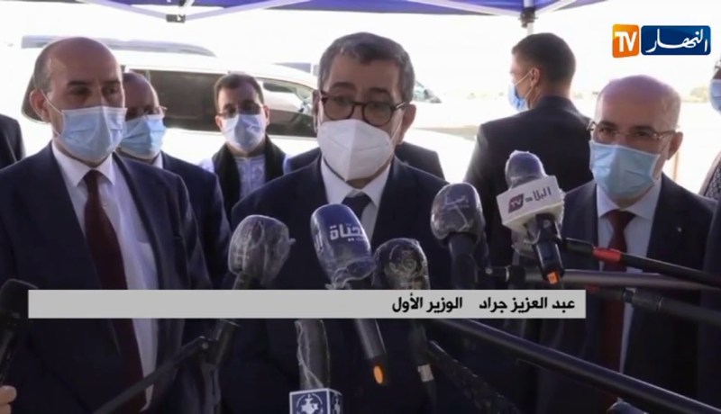 “الوزير الأول : ” بعص الناس ماشي عايشين في الجزائر يحرضون للخروج بدون كمامات