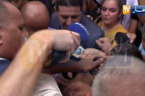 شاهدوا.. طفل شجاع يدافع عن والده أمام الوالي زوخ