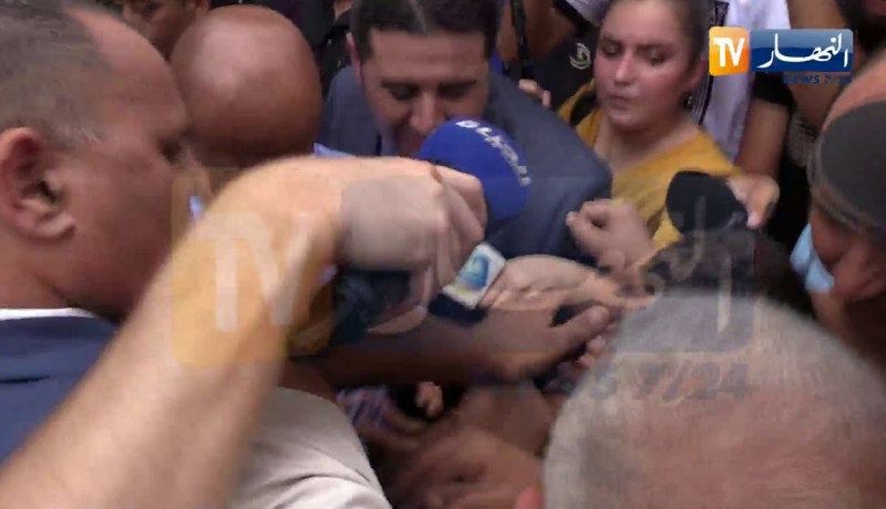 شاهدوا.. طفل شجاع يدافع عن والده أمام الوالي زوخ