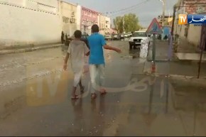 الوادي.. أمطار رعدية على مدينة “قمار”