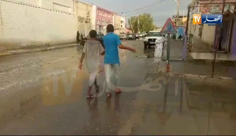 الوادي.. أمطار رعدية على مدينة “قمار”