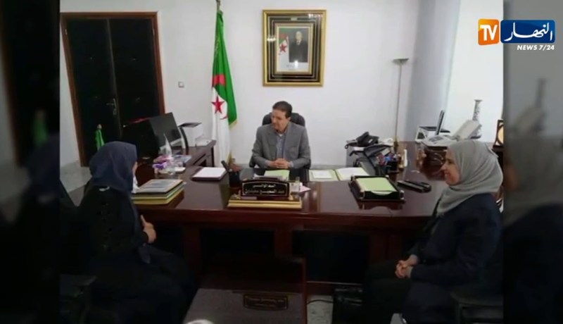 والي مستغانم يستقبل السيدة “فاطمة” بمكتبه بعد إهانتها ووعد بالتكفل بها
