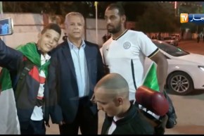 تجمع العشرات من مناصري الخضر عند مدخل الرئيسي لاخذ صورة مع لخضر بلومي