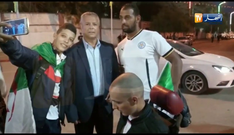 تجمع العشرات من مناصري الخضر عند مدخل الرئيسي لاخذ صورة مع لخضر بلومي