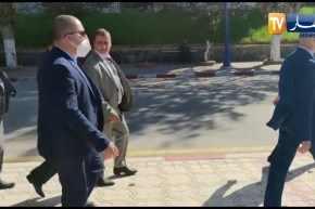 شــــاهد.. لحظة دخول وزير البريد إلى مقهى شعبي في بومرداس