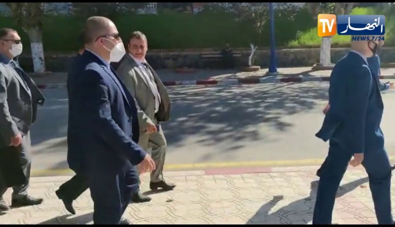 شــــاهد.. لحظة دخول وزير البريد إلى مقهى شعبي في بومرداس