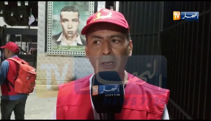 مسعفين متطوعين داخل مدرجات ملعب تشاكر لأول مرة بالبليدة