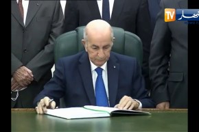 رئيس الجمهورية عبد المجيد تبون يوقع على قانون المالية لسنة 2021