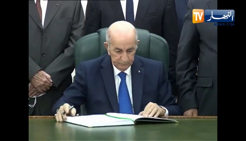 رئيس الجمهورية عبد المجيد تبون يوقع على قانون المالية لسنة 2021