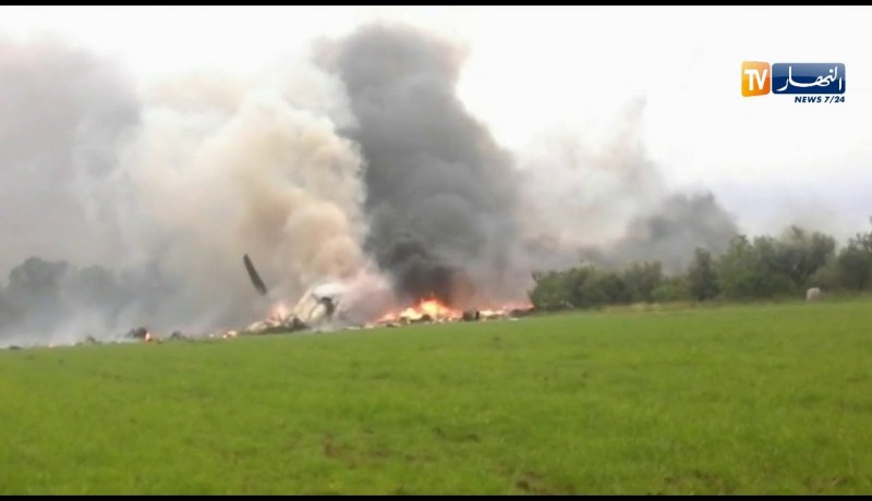 مشاهد مقربة من حادث سقوط الطائرة العسكرية