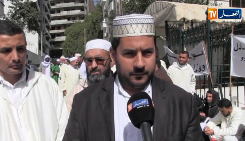 أئمة المساجد ينظمون وقفة إحتجاجية أمام وزارة الشؤون الدينية