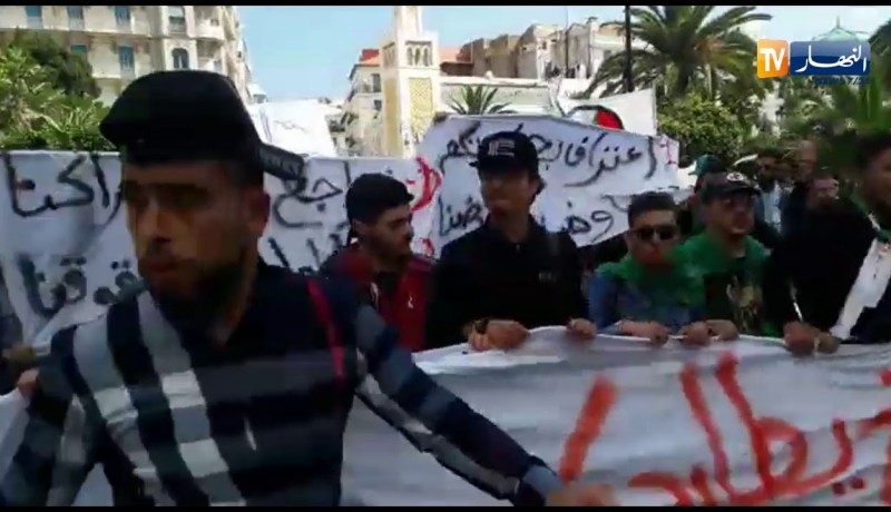 العاصمة/ الجامعيون في مسيرات سلمية بشعار..”الطبة بالمرصاد..والتاريخ يطاردكم”