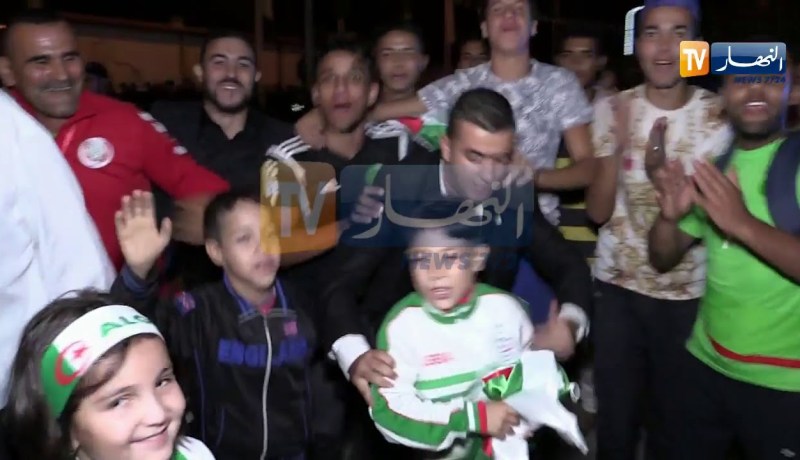 حصري للنهار: فرحة هيستيرية لأنصار الخضر أمام ملعب مصطفى تشاكر