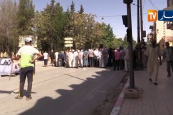 البيض/ عمال الجنوب الغربي للبناء يحتجون للمطالبة برواتبهم المتأخرة