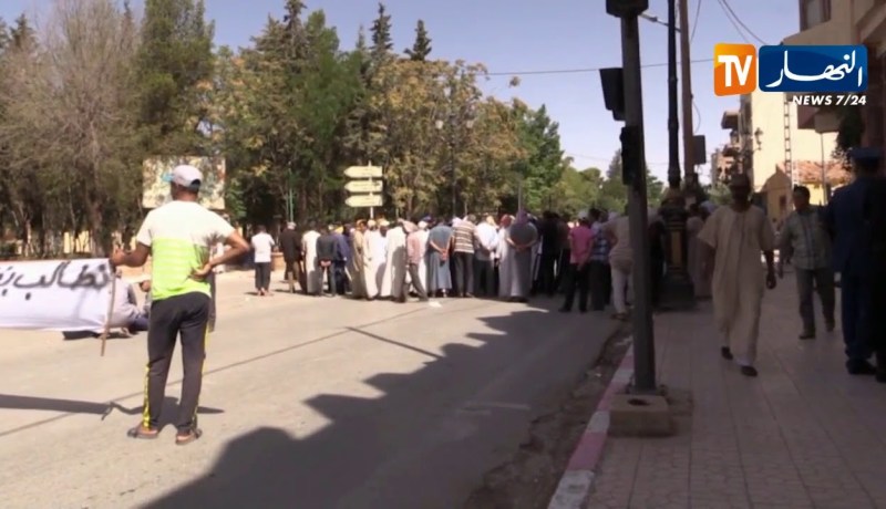 البيض/ عمال الجنوب الغربي للبناء يحتجون للمطالبة برواتبهم المتأخرة