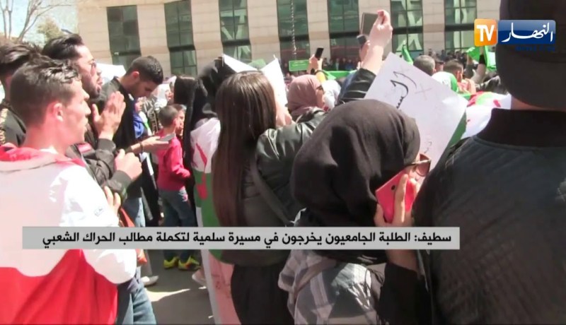 سطيف: الطلبة الجامعيون يخرجون في مسيرة سلمية لتكملة مطالب حراك الشعبي