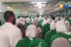 الحجاج الجزائريون يسعون بين الصفا والمروى لأداء عمرة الحج