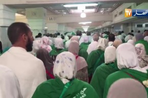 الحجاج الجزائريون يسعون بين الصفا والمروى لأداء عمرة الحج