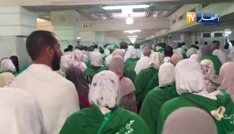 الحجاج الجزائريون يسعون بين الصفا والمروى لأداء عمرة الحج