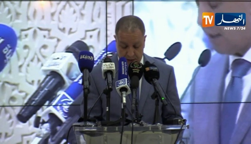 والي ولاية الجزائر يكرم التلاميذ المتفوقين من مختلف الأطوار