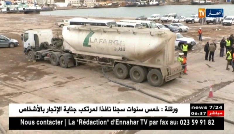 مجمع “لافارج هولسيم” يجري ثالث عملية تصدير للإسمنت الرمادي نحوغامبيا من ميناء أرزيو ..