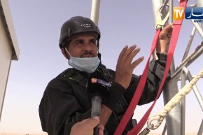 باتنة: التقنيون الهوائيون .. قصة باحثين عن لقمة العيش معلقة بين السماء والأرٍض