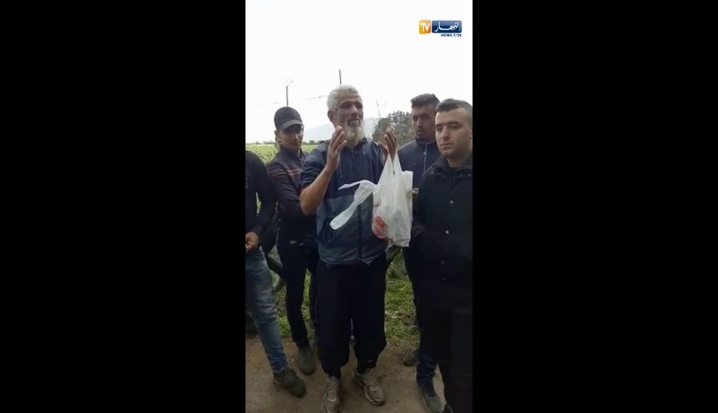 مواطن يوجه دعاء لشهداء حادث تحطم الطائرة العسكرية