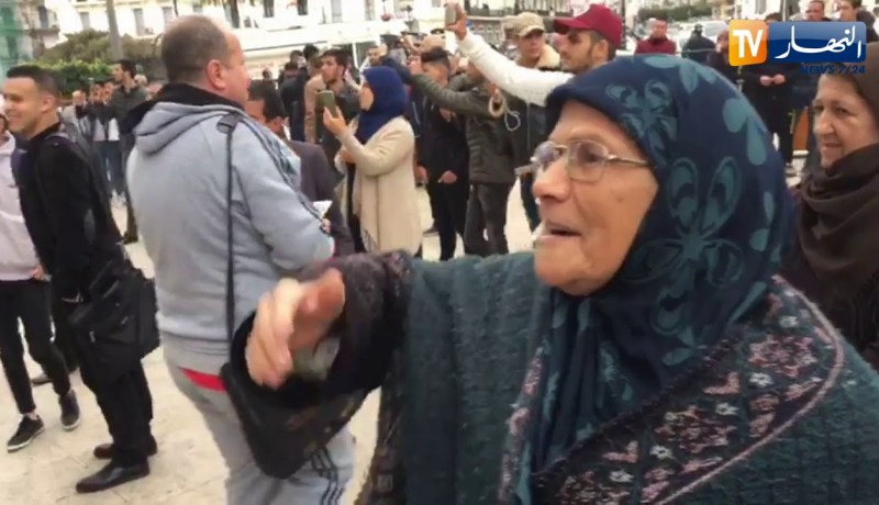 أساتذة وموظفي التكوين المهني في مسيرة سلمية رفضا لتأجيل الإنتخابات