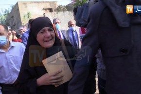 أم شيماء تصرخ وتطالب بالقصاص في حق قاتل ابنتها أثناءعملية ترحيلها