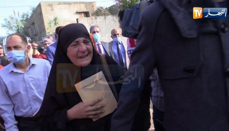 أم شيماء تصرخ وتطالب بالقصاص في حق قاتل ابنتها أثناءعملية ترحيلها