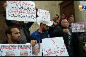 وقفة إحتجاجية بالعاصمة للمطالبة بإطلاق سراح معتقلي الرأي..تحت شعار “لا لقمع الحريات في غرداية”