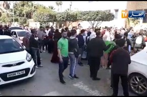 عمال قطاع التكوين في مسيرة سلمية وسط مدينة الشلف بشعار ” لا للتمديد و التغيير مطلب أكيد”