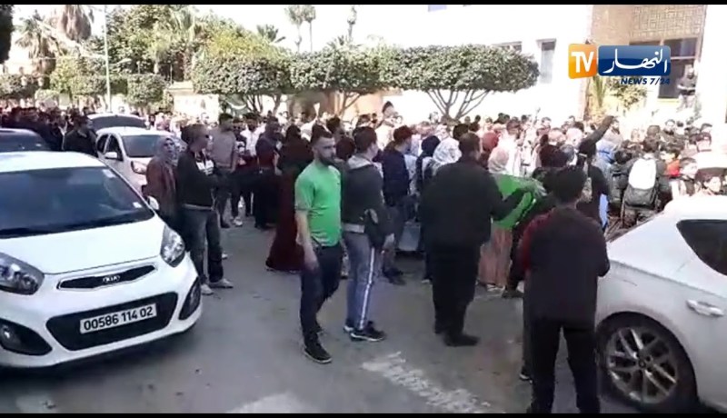 عمال قطاع التكوين في مسيرة سلمية وسط مدينة الشلف بشعار ” لا للتمديد و التغيير مطلب أكيد”