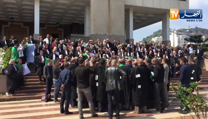 العاصمة/ المحامون في وقفة احتجاجية بمجلس قضاء الجزائر