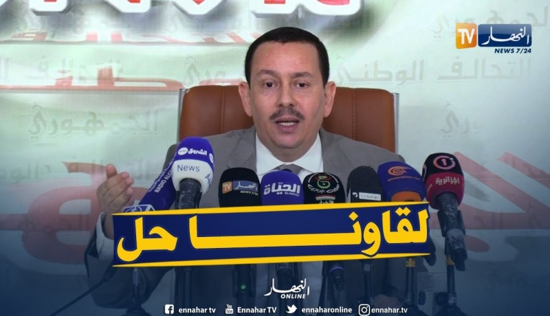 بلقاسم ساحلي: ندعو السلطات و رئيس الجمهورية  بإيجاد حل دستوري أو شعبي لتمديد العهدة