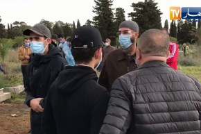 نجل “عيسى ميقاري” يتلقى التعازي في وفاة والده بمقبرة العالية