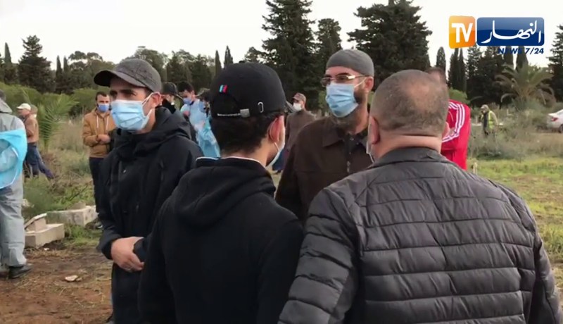 نجل “عيسى ميقاري” يتلقى التعازي في وفاة والده بمقبرة العالية