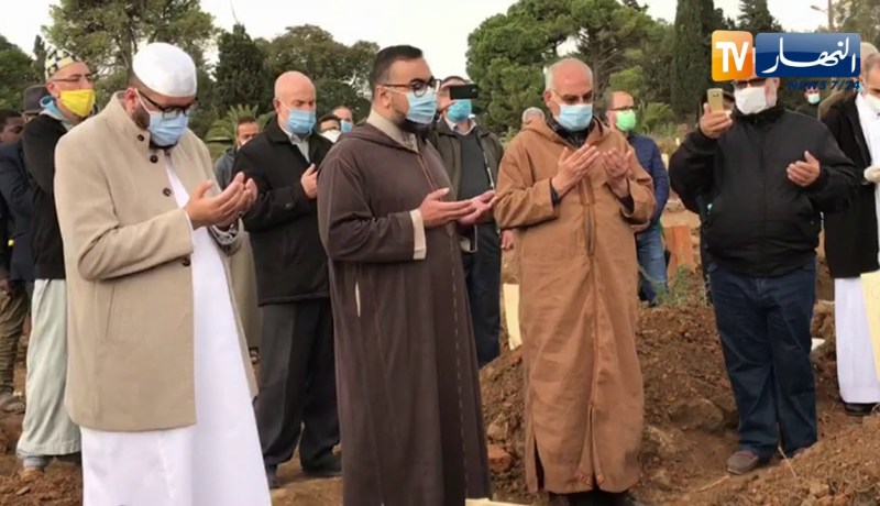 شـــاهد .. دعاء مؤثر على روح الفقيد عيسى ميقاري وأصدقاؤه يتأثرون ويبكونه بحرقة