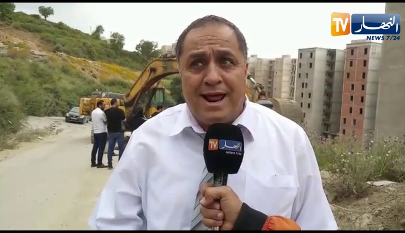 شاهد.. الأمطار والوزن الثقيل يتسببان في تشقق طريق بالقرب من مشروع 7000 سكن عدل بالبليدة