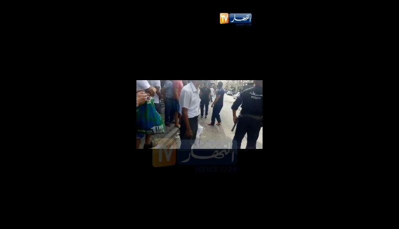 عنابة: شاب تحت تأثير المخدرات يرشق المارة بالحجارة ويحدث هلعا وسط شارع خميستي محمد