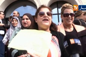 أمناء الضبط وموظفي محكمة بئر مراد رايس في وقفة إحتجاجية دعما للحراك الشعبي