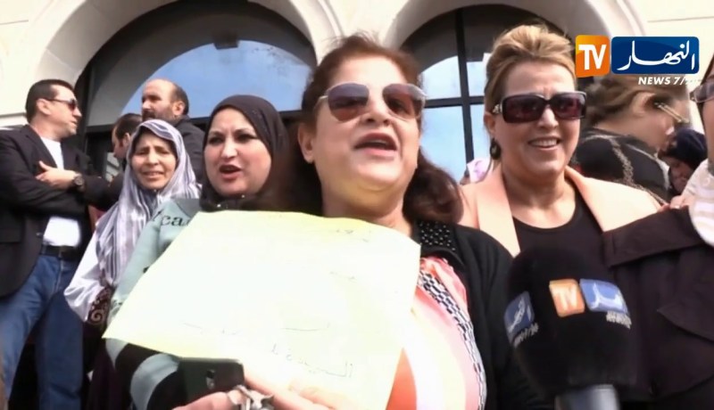 أمناء الضبط وموظفي محكمة بئر مراد رايس في وقفة إحتجاجية دعما للحراك الشعبي