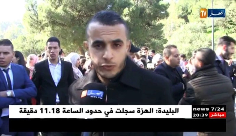 طلبة المدرسة العليا للسياحة يحتجون أمام مقر المدرسة بفندق الأوراسي