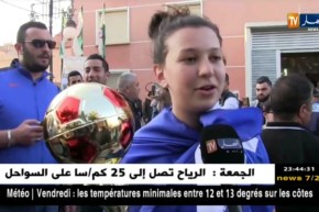 فتيات أقبو لكرة القدم تحتفلن بالكأس والبطولة في شوارع المدينة