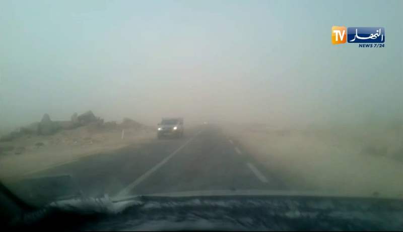 زوابع رملية ورياح تجتاح العديد من المناطق بأدرار