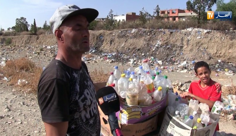 عين تموشنت/ “غالم”..يجمع قارورات بلاستيكية فارغة لكسب لقمة الحلال